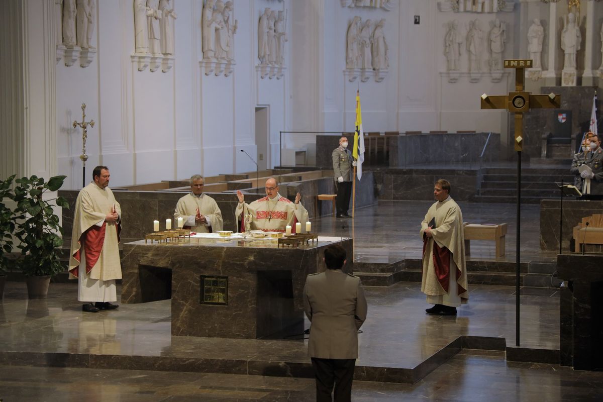 Bischof Dr. Franz Jung feiert mit Soldatinnen und Soldaten der Bundeswehr am Donnerstag, 28, Januar, im Würzburger Kiliansdom einen Gottesdienst  aus Anlass des Weltfriedenstags.