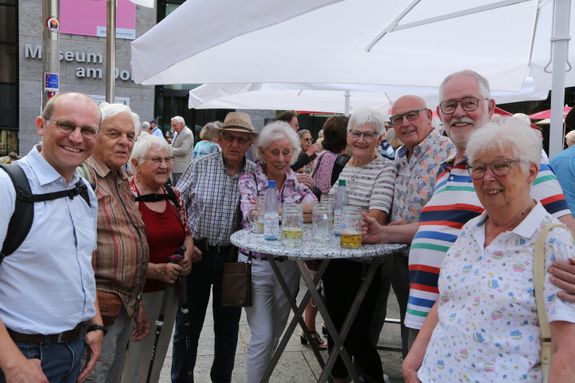 Klaus und Mechthild Keifler (rechts) mit Dorothea und Hermann Englert (links daneben) und Freunden.