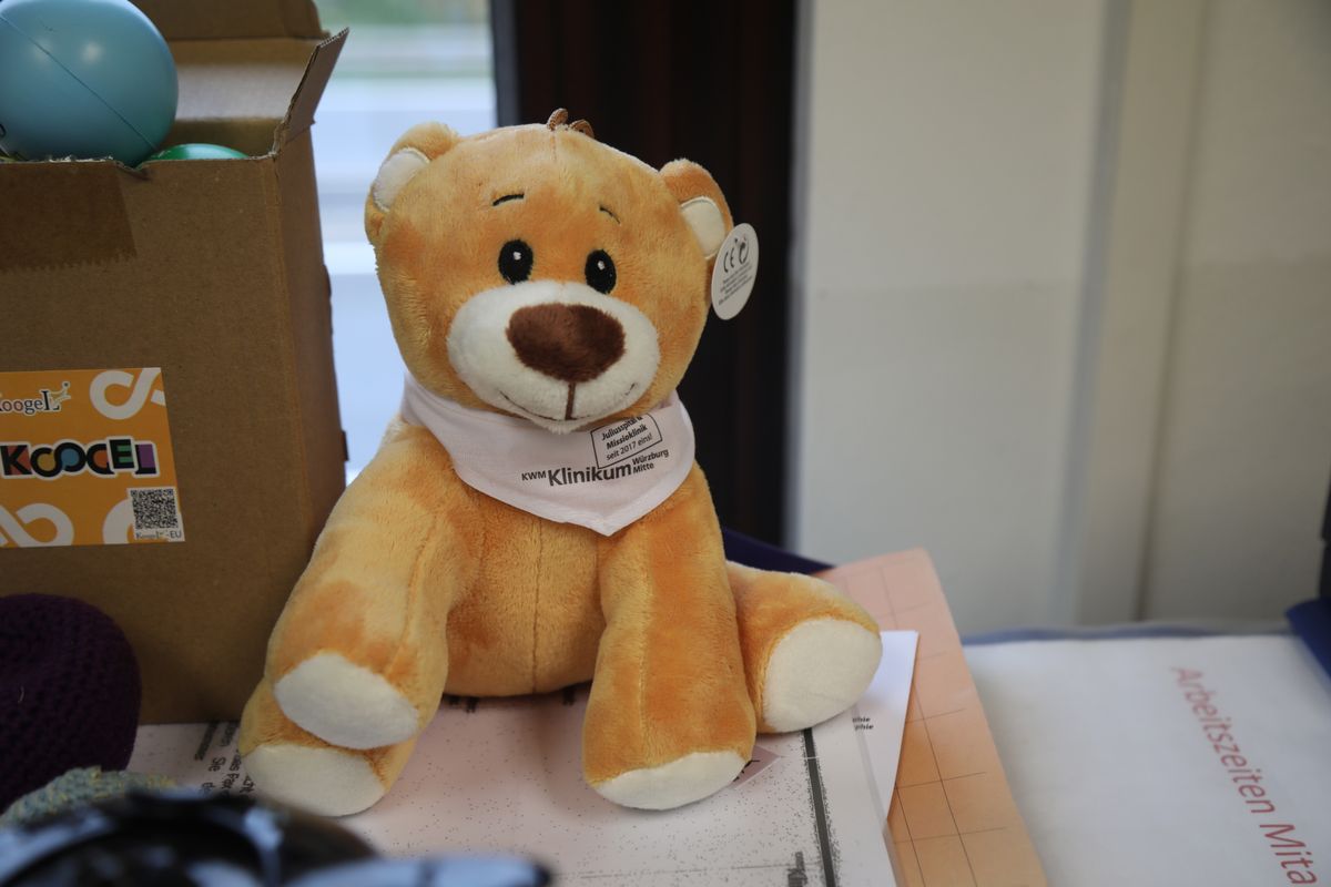 Manchmal hilft ein Teddy mehr als tausend Worte. Manchmal hilft ein Teddy mehr als tausend Worte.