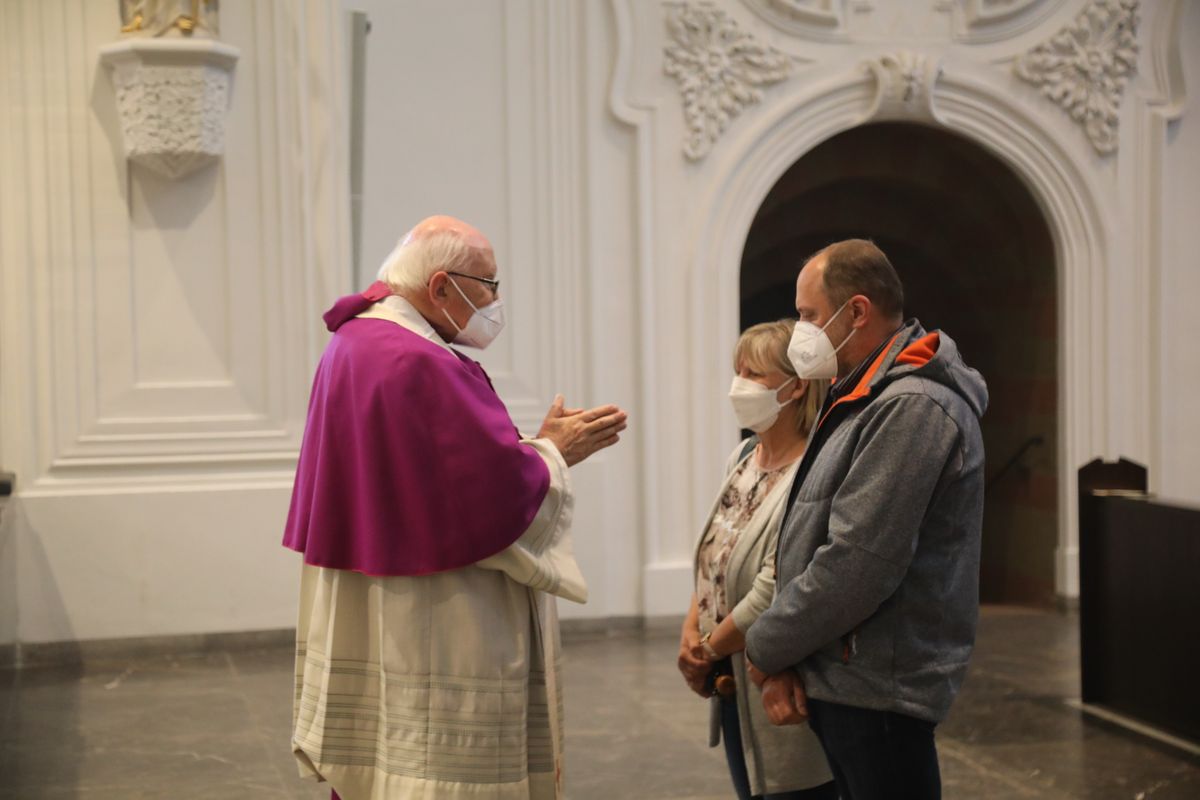 2721/0637-Dankgottesdienst für Ehejubilare mit Bischof Dr. Franz Jung_28294 Bischof Dr. Franz Jung hat am Mittwochabend, 30. Juni, einen Gottesdienst im Würzburger Kiliansdom gefeiert.