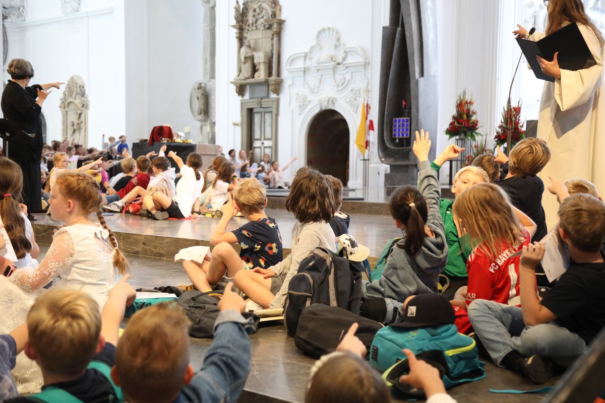 Mit rund 1300 Kommunionkindern und ihren Begleitern hat Weihbischof Paul Reder am Montag, 8. Juli, einen Gottesdienst im Kiliansdom gefeiert.