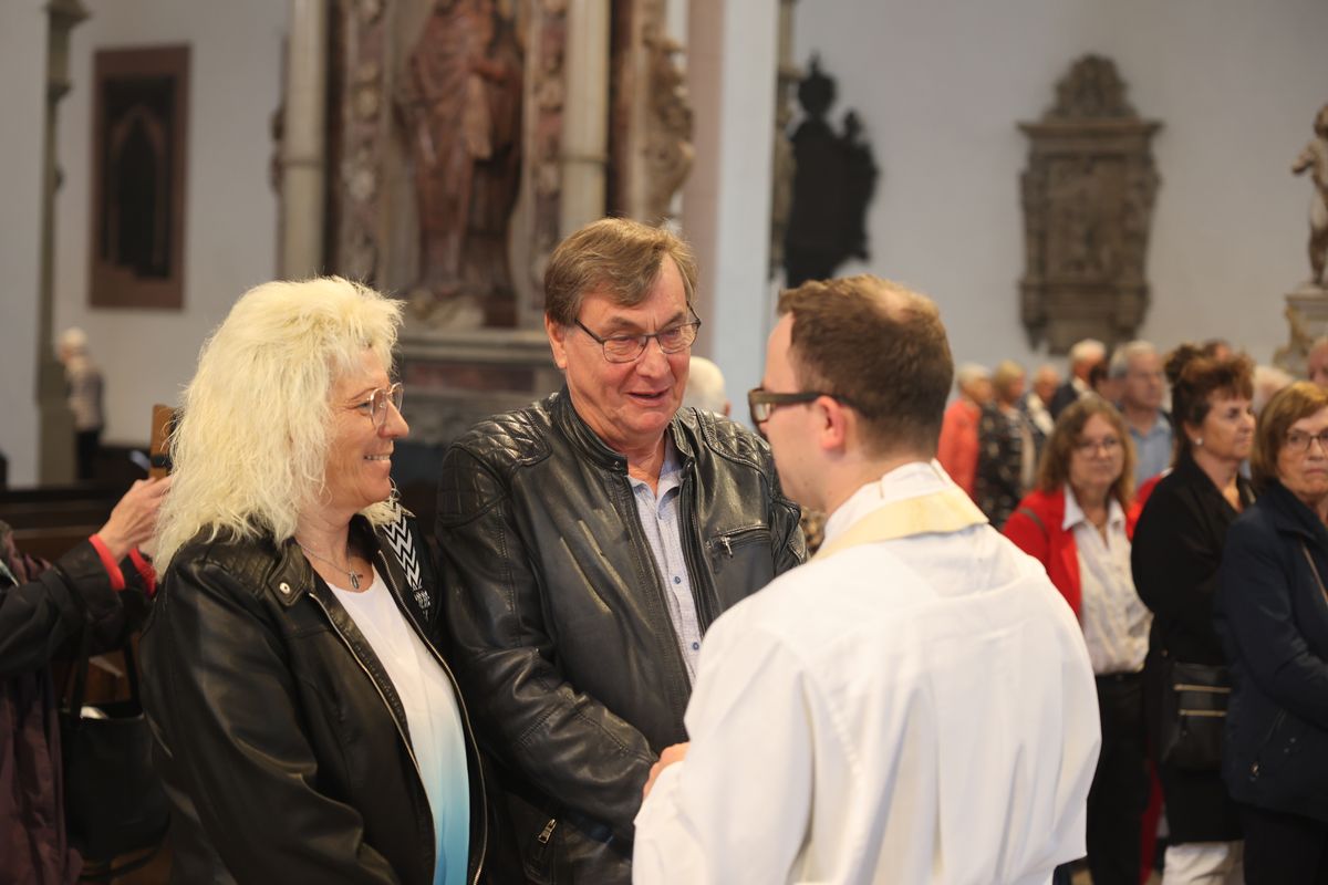 Seelsorgerinnen und Seelsorger spendeten nach dem Gottesdienst den Jubelpaaren individuell den Segen. 