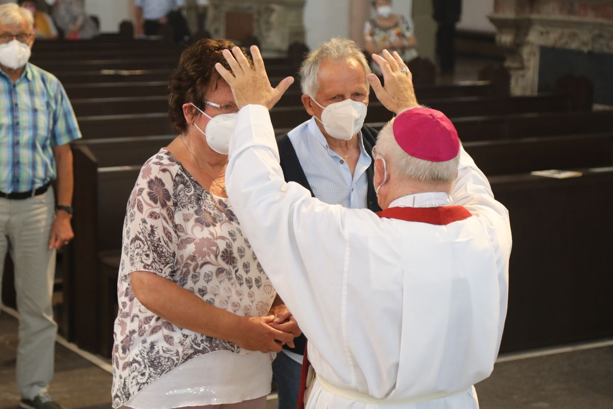 2621/0625 Gottesdienst für Ehejubilare mit Weihbischof Ulrich Boom am 29. Juni 2021_28077 Weihbischof Ulrich Boom feierte am Dienstagnachmittag, 29. Juni, einen Gottesdienst für Ehepaare, die 2020 oder 2021 ihr goldenes, diamantenes oder eisernes Ehejubiläum hatten. Im Anschluss konnten sich die Paare segnen lassen.