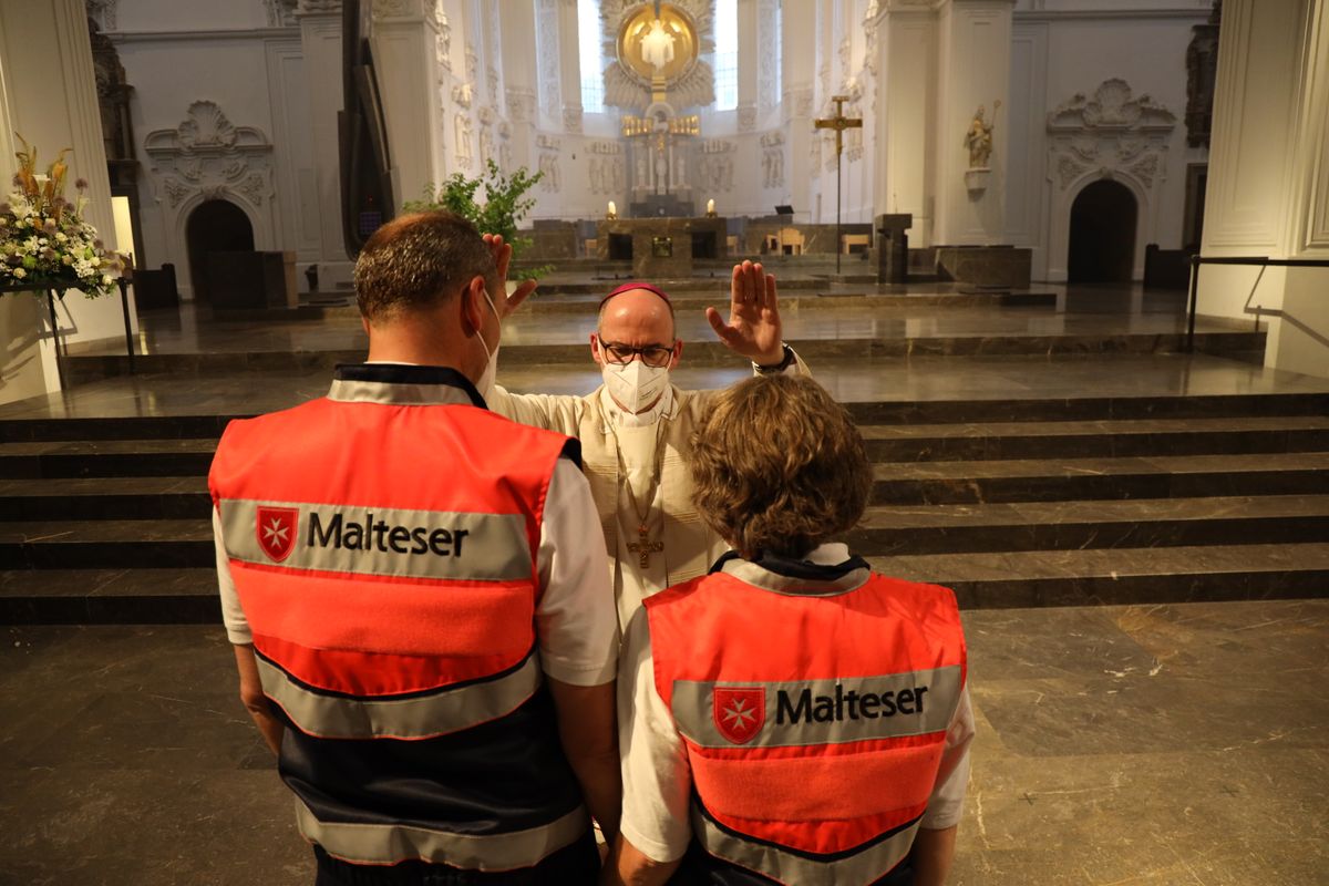 2621/0619 Ehejubilare Bischof 28. Juni Abend_28002 Mit rund 100 Ehepaaren aus der ganzen Diözese hat Bischof Dr. Franz Jung am Montagabend, 28. Juni, einen Gottesdienst im Würzburger Kiliansdom gefeiert. Eingeladen waren Ehejubilare, die in den Jahren 2020 und 2021 ihr silbernes Ehejubiläum feiern. Nach dem Gottesdienst ließen sich die Ehepartner von Bischof Jung und weiteren Priestern und Diakonen mit Abstand segnen.