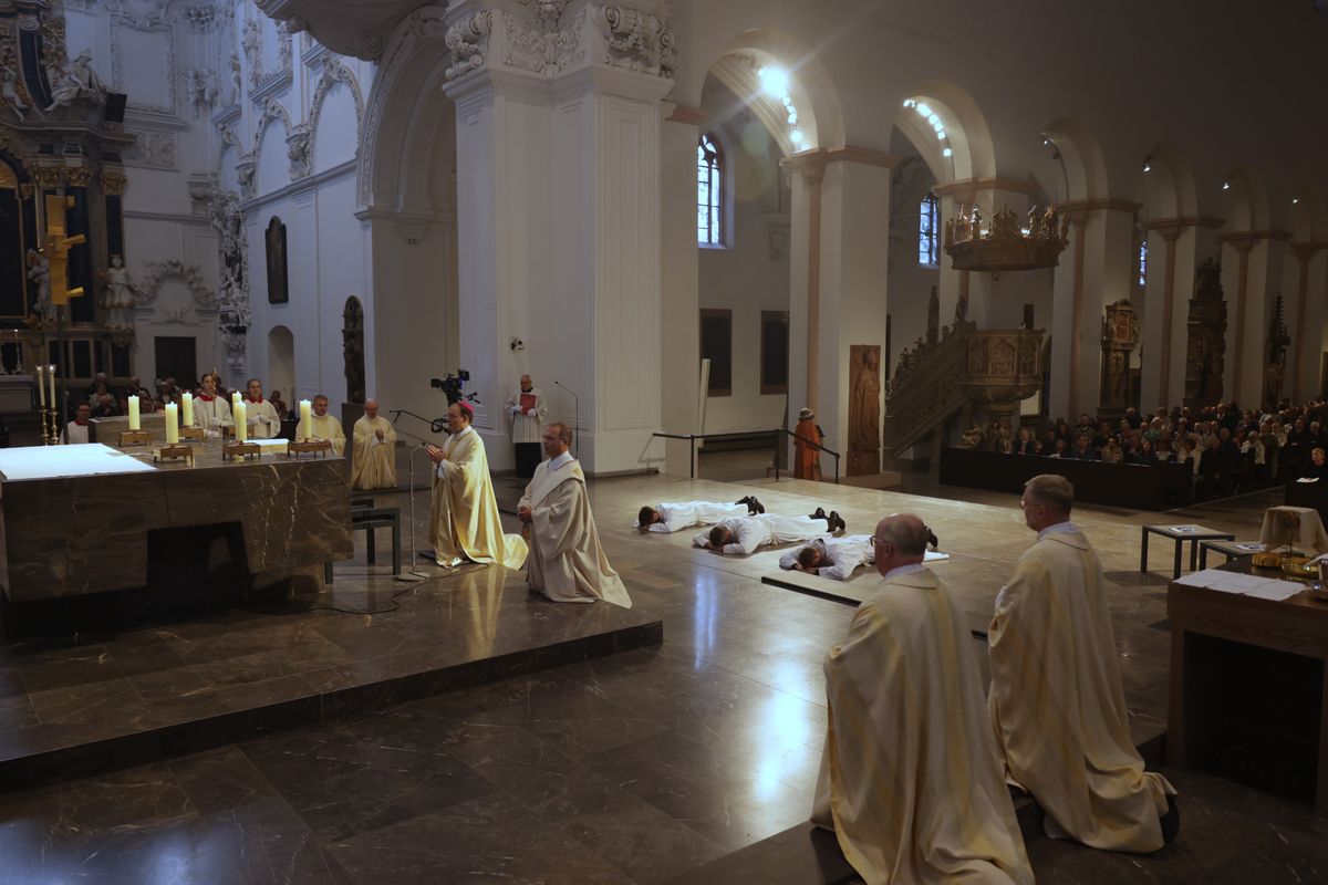 Bei einem Pontifikalgottesdienst am Samstag, 27. September, weihte Weihbischof Paul Reder drei Männer im Würzburger Kiliansdom zu Diakonen.