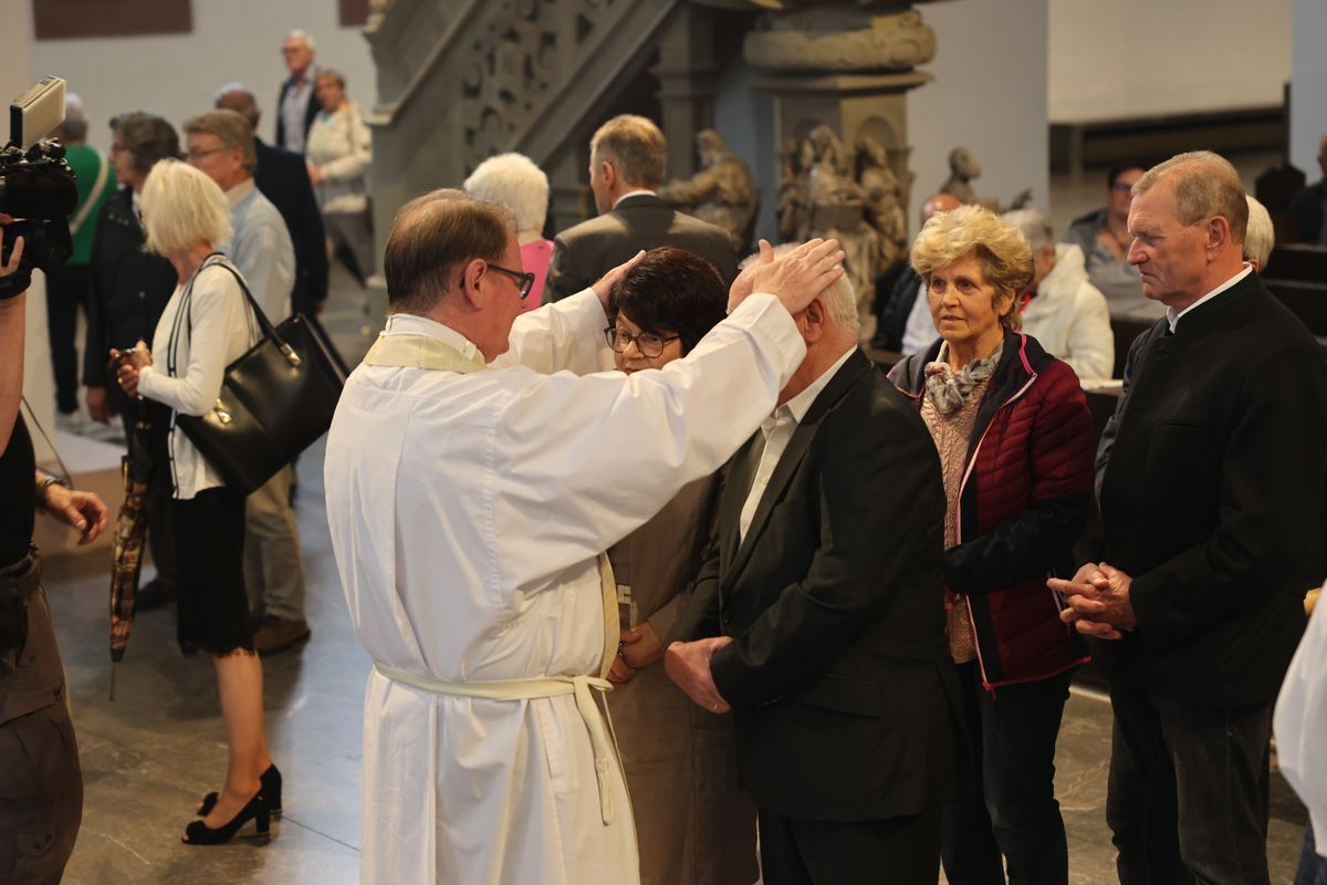 Seelsorgerinnen und Seelsorger spendeten nach dem Gottesdienst den Jubelpaaren individuell den Segen. 