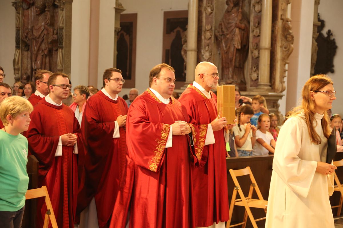 Über 1400 Kinder und ihre Begleiter sind am Montagvormittag, 7. Juli 2025, zum Gottesdienst für Erstkommunionkinder mit Bischof Dr. Franz Jung in den Würzburger Kiliansdom gekommen. 
