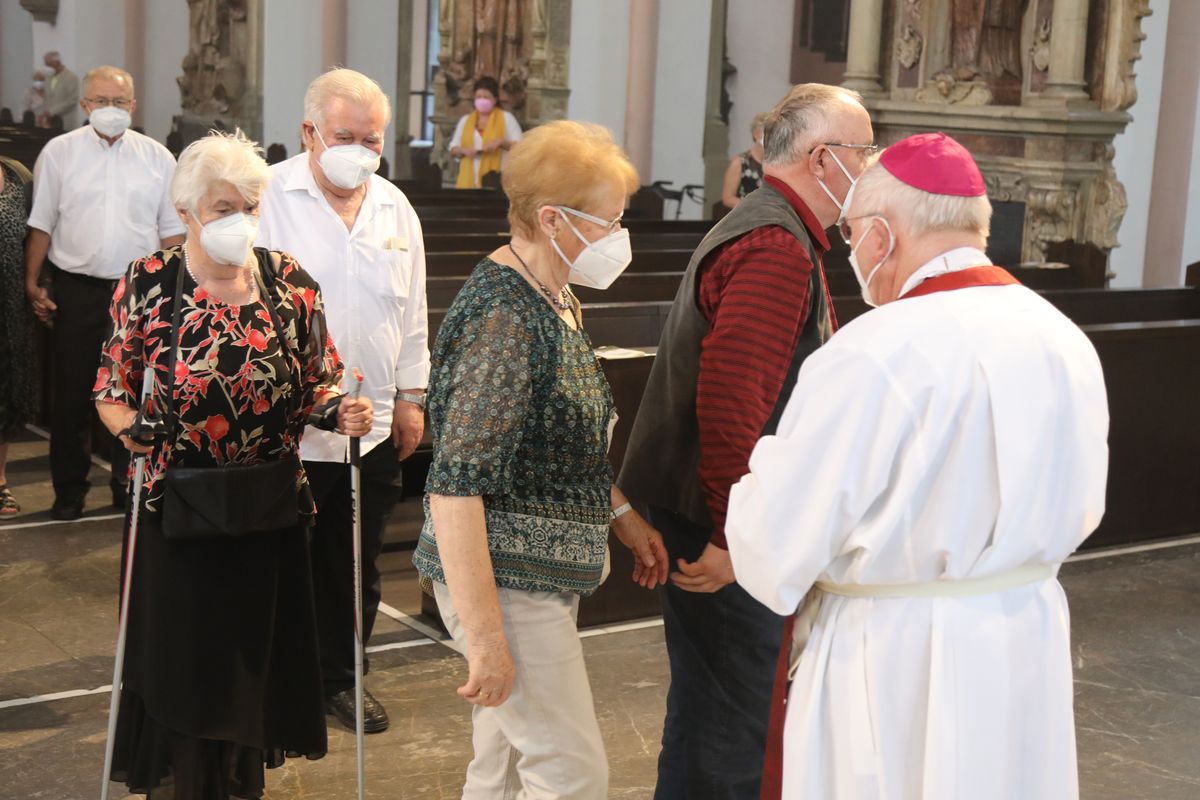 2621/0625 Gottesdienst für Ehejubilare mit Weihbischof Ulrich Boom am 29. Juni 2021_28059 Weihbischof Ulrich Boom feierte am Dienstagnachmittag, 29. Juni, einen Gottesdienst für Ehepaare, die 2020 oder 2021 ihr goldenes, diamantenes oder eisernes Ehejubiläum hatten. Im Anschluss konnten sich die Paare segnen lassen.