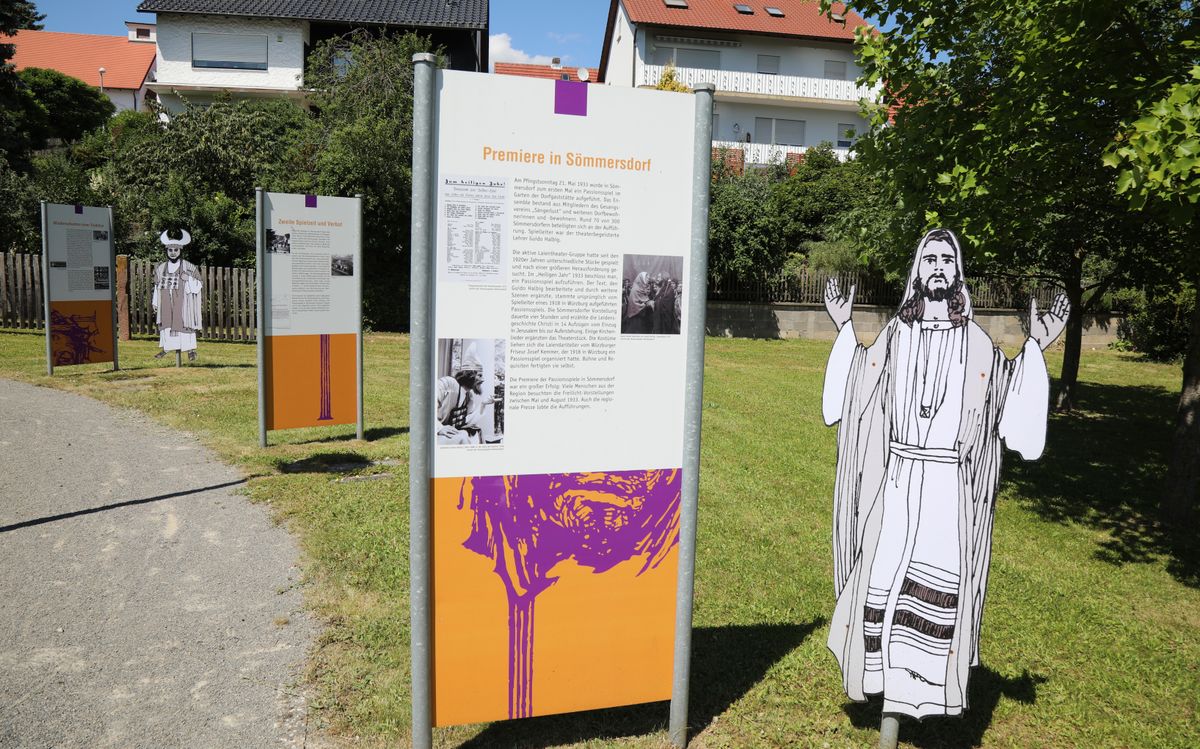 Der „Passionsgarten“ liegt auf dem Weg und bietet Hintergrundinformationen zu den Sömmersdorfer Passionsspielen.