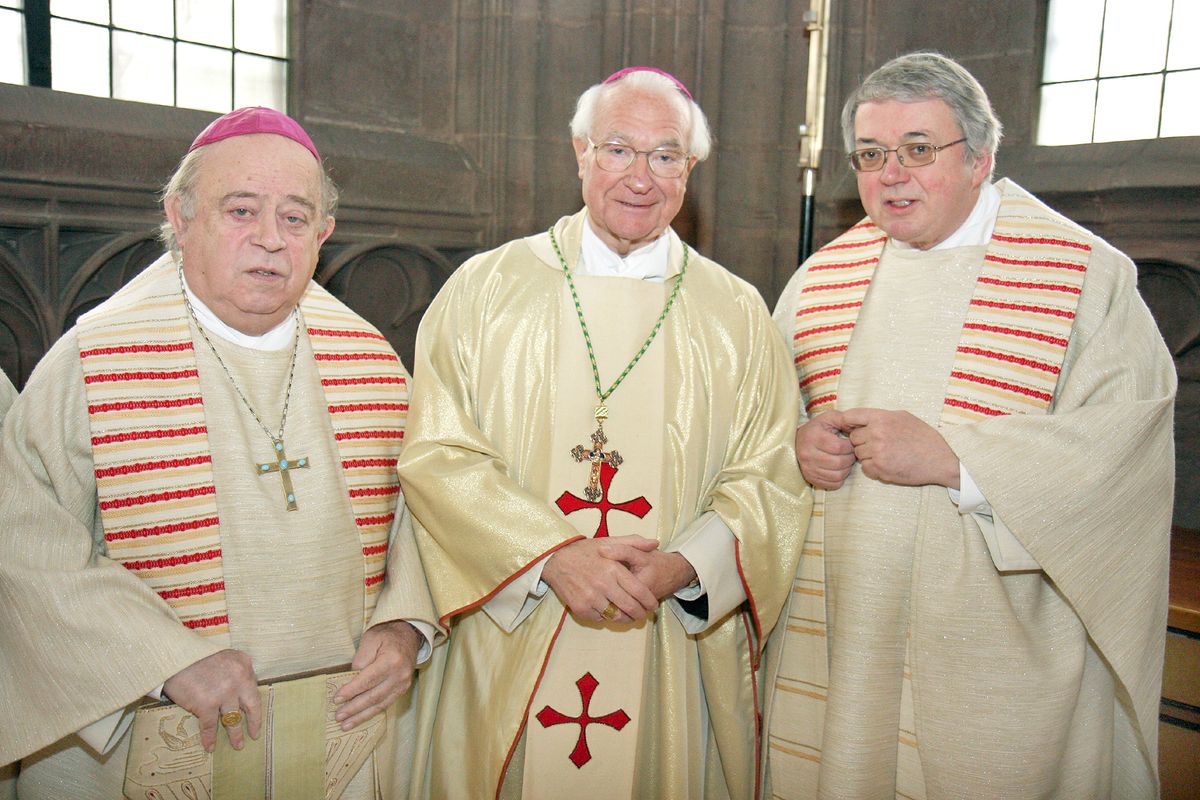 Feier zum 25. Jubiläum der Bischofsweihe von Bischof Dr. Anton Schlembach (Mitte) mit Bischof em. Dr. Paul-Werner Scheele (links) und Generalvikar Dr. Karl Hillenbrand (rechts). Feier zum 25. Jubiläum der Bischofsweihe von Bischof Dr. Anton Schlembach (Mitte) mit Bischof em. Dr. Paul-Werner Scheele (links) und Generalvikar Dr. Karl Hillenbrand (rechts).