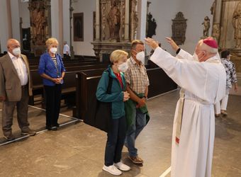 Mit rund 110 Ehepaaren aus der ganzen Diözese hat Weihbischof Ulrich Boom am Mittwochnachmittag, 23. Juni, einen Pontifikalgottesdienst gefeiert. Eingeladen waren Ehejubilare, die in den Jahren 2020 und 2021 auf 50, 60 oder 65 gemeinsame Jahre zurückblicken.