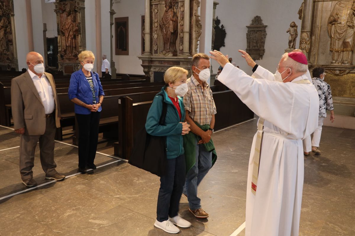 Mit rund 110 Ehepaaren aus der ganzen Diözese hat Weihbischof Ulrich Boom am Mittwochnachmittag, 23. Juni, einen Pontifikalgottesdienst gefeiert. Eingeladen waren Ehejubilare, die in den Jahren 2020 und 2021 auf 50, 60 oder 65 gemeinsame Jahre zurückblicken.