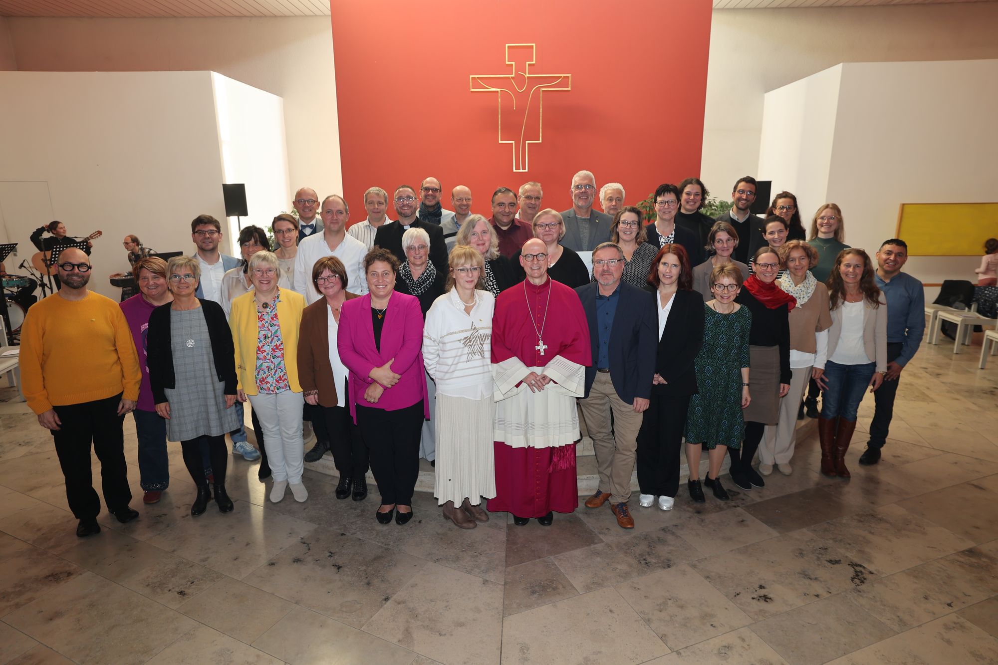 Bei einem Gottesdienst in der Jugendkirche Würzburg hat Bischof Dr. Franz Jung am Freitag, 25. Oktober, insgesamt 47 Personen für die Schulpastoral beauftragt. Bei einem Gottesdienst in der Jugendkirche Würzburg hat Bischof Dr. Franz Jung am Freitag, 25. Oktober, insgesamt 47 Personen für die Schulpastoral beauftragt.