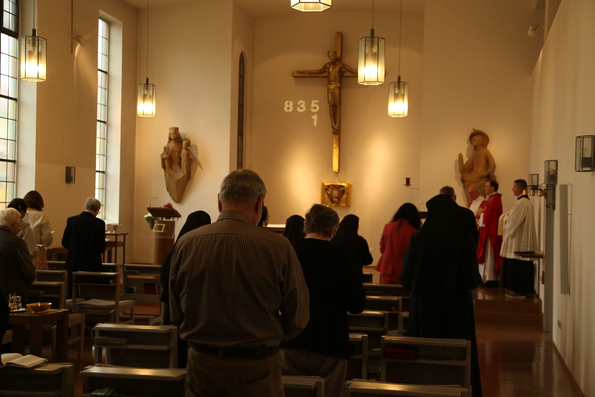 Weihbischof Paul Reder hat am Mittwoch, 9. Juli, einen Kiliani-Gottesdienst in der Kapelle der Ritaschwestern am Juliusspital Hospiz in Würzburg gefeiert. Nach dem Gottesdienst besuchte er das Hospiz und kam in den Austausch mit Mitarbeitenden und Gäste Weihbischof Paul Reder hat am Mittwoch, 9. Juli, einen Kiliani-Gottesdienst in der Kapelle der Ritaschwestern am Juliusspital Hospiz in Würzburg gefeiert. Nach dem Gottesdienst besuchte er das Hospiz und kam in den Austausch mit Mitarbeitenden und Gästen.