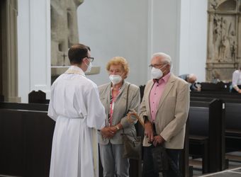 Bischof Dr. Franz Jung segnete nach dem Gottesdienst die Ehejubilare.