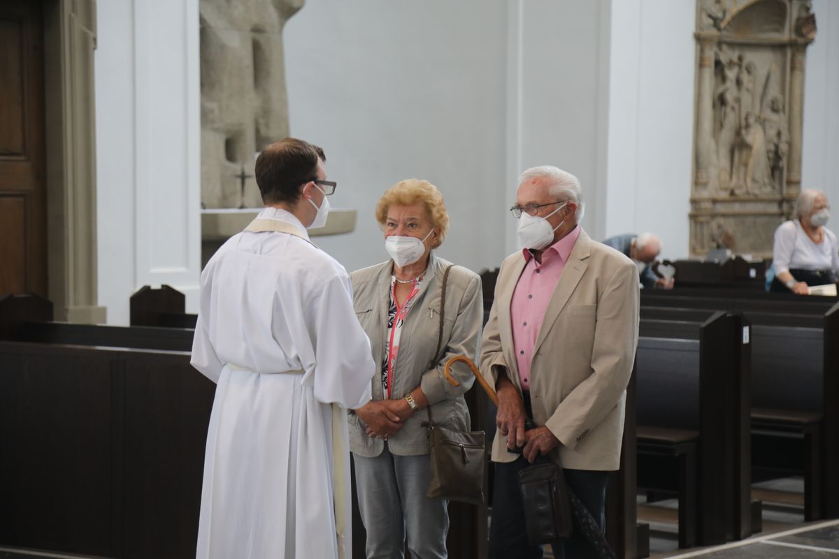 2721/0630_Ehejubilare mit Bischof Franz Jung_28192 Bischof Dr. Franz Jung segnete nach dem Gottesdienst die Ehejubilare.