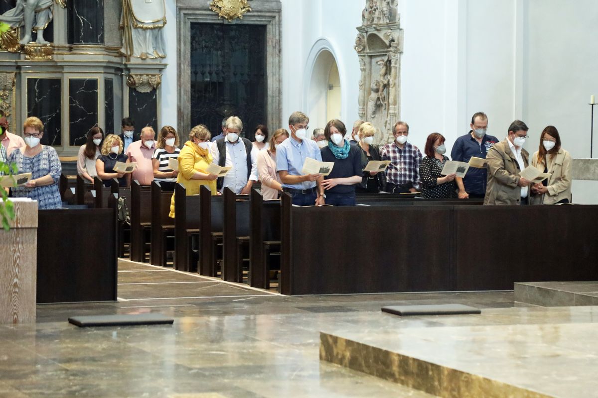 2621/0613 Gottesdienst für Ehejubilare Generalvikar Dr. Vorndran am Freitag, 25. Juni 2021_27636 Generalvikar Dr. Jürgen Vorndran feierte am Freitagabend, 25. Juni, einen Dankgottesdienst mit Ehepaaren, die seit 25 Jahren verheiratet sind. Anschließend spendeten der Generalvikar sowie weitere Priester und Diakone den Jubilaren mit Abstand den Segen.