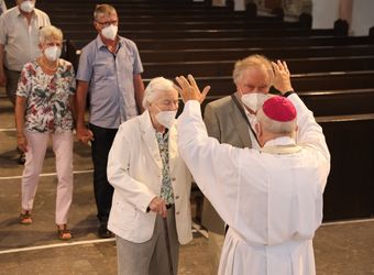 Mit rund 110 Ehepaaren aus der ganzen Diözese hat Weihbischof Ulrich Boom am Mittwochnachmittag, 23. Juni, einen Pontifikalgottesdienst gefeiert. Eingeladen waren Ehejubilare, die in den Jahren 2020 und 2021 auf 50, 60 oder 65 gemeinsame Jahre zurückblicken.