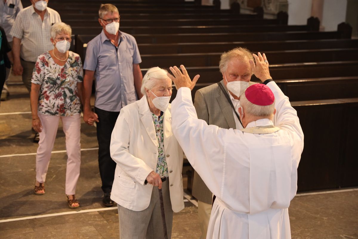 Mit rund 110 Ehepaaren aus der ganzen Diözese hat Weihbischof Ulrich Boom am Mittwochnachmittag, 23. Juni, einen Pontifikalgottesdienst gefeiert. Eingeladen waren Ehejubilare, die in den Jahren 2020 und 2021 auf 50, 60 oder 65 gemeinsame Jahre zurückblicken.