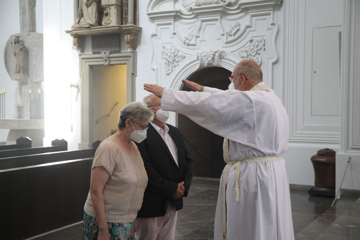 2621/0622 - Ehejubilare Gold mit Weihbischof Ulrich Boom_27917 Weihbischof Ulrich Boom feierte am Montagnachmittag, 26. Juni, einen Gottesdienst für Ehepaare, die 2020 oder 2021 ihr goldenes, diamantenes oder eisernes Ehejubiläum hatten. Im Anschluss konnten sich die Paare segnen lassen.
