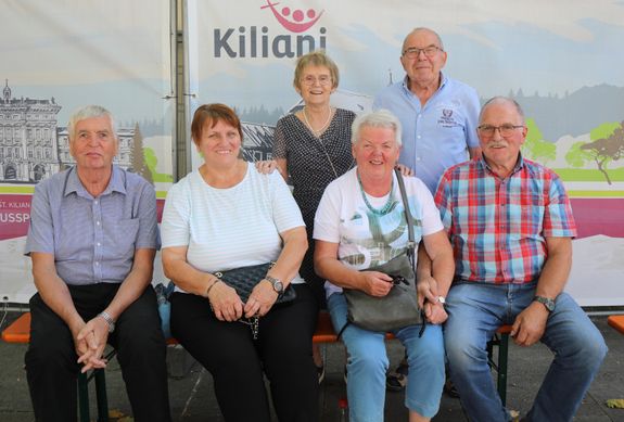 Kamen alle aus Frickenhausen nach Würzburg: (vorne von links) Georg und Walburga Hiesel, Christine und Leonhard Raab; (hinten von links) Jutta und Norbert Fuchs.