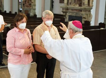 Bischof em. Dr. Friedhelm Hofmann feierte am Mittwochvormittag, 23. Juni, im Kiliansdom einen Pontifikalgottesdienst für Ehejubilare, die in den Jahren 2020 und 2021 auf 50, 60 oder 65 gemeinsame Jahre zurückblicken.