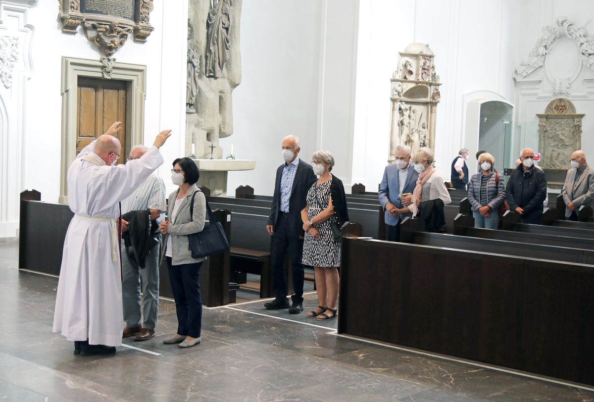 	 Weihbischof Ulrich Boom feierte am Mittwochnachmittag, 30. Juni, einen Gottesdienst für Ehepaare, die 2020 oder 2021 ihr goldenes, diamantenes oder eisernes Ehejubiläum hatten. Im Anschluss konnten sich die Paare segnen lassen.