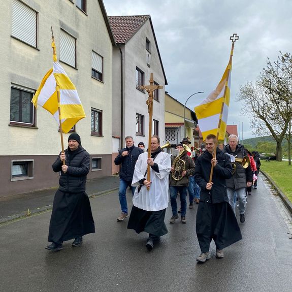 Die Wallfahrt startete bei stürmischem und regnerischem Wetter an der Pfarrkirche Sankt Kilian in Hirschfeld. Die Wallfahrt startete bei stürmischem und regnerischem Wetter an der Pfarrkirche Sankt Kilian in Hirschfeld.
