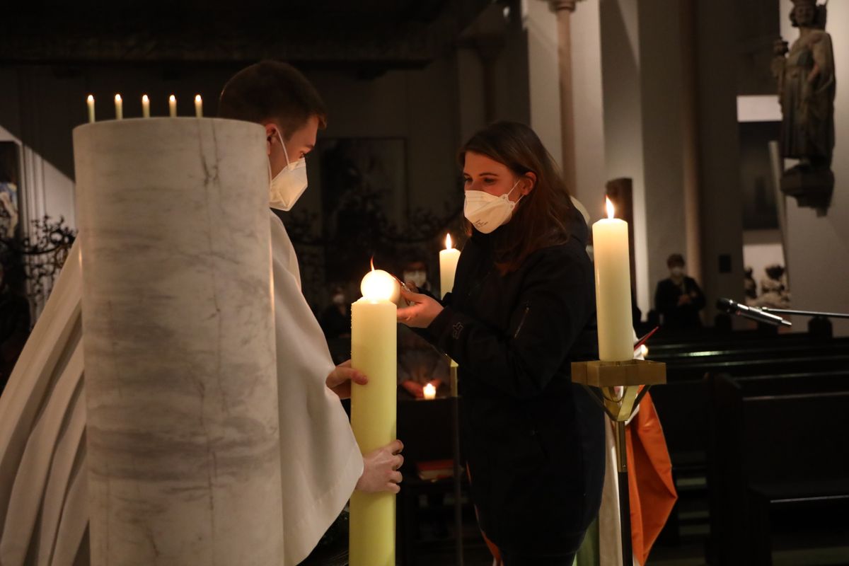 Lisa Wegel entzündete die Taufkerze für ihren Mann Michael an der Osterkerze.