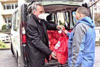 Bundestagsabgeordneter Paul Lehrieder (links) , Vorsitzender des Fördervereins der Würzburger Wärmestube, überreichte nach dem Gottesdienst je ein kleines Weihnachtsgeschenk.