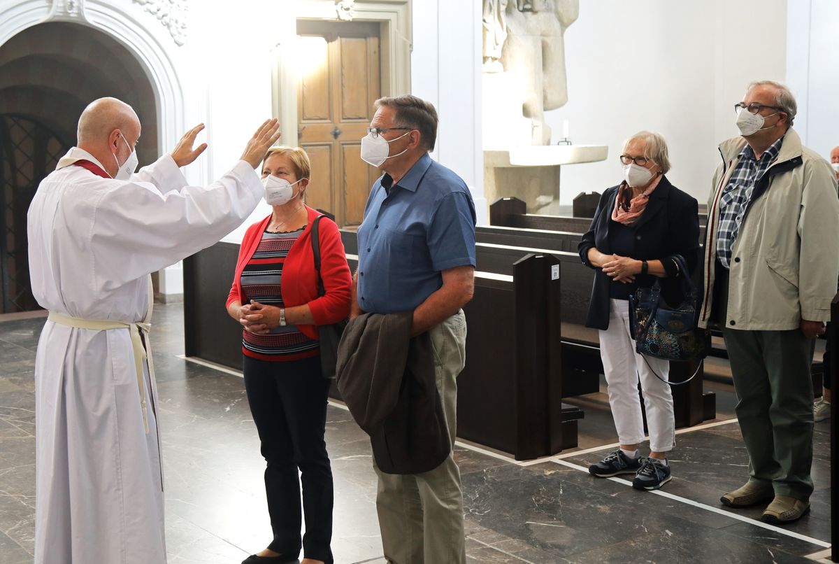 2721/0648 Gottesdienst für Ehejubilare mit Bischof Dr. Franz Jung am Freitagnachmittag, 2. Juli 2021_28535 Bischof Dr. Franz Jung feierte am Freitagnachmittag, 2. Juli 2021, einen Dankgottesdienst im Kiliansdom mit Ehepaaren, die goldenes, diamantenes oder eisernes Ehejubiläum feiern.