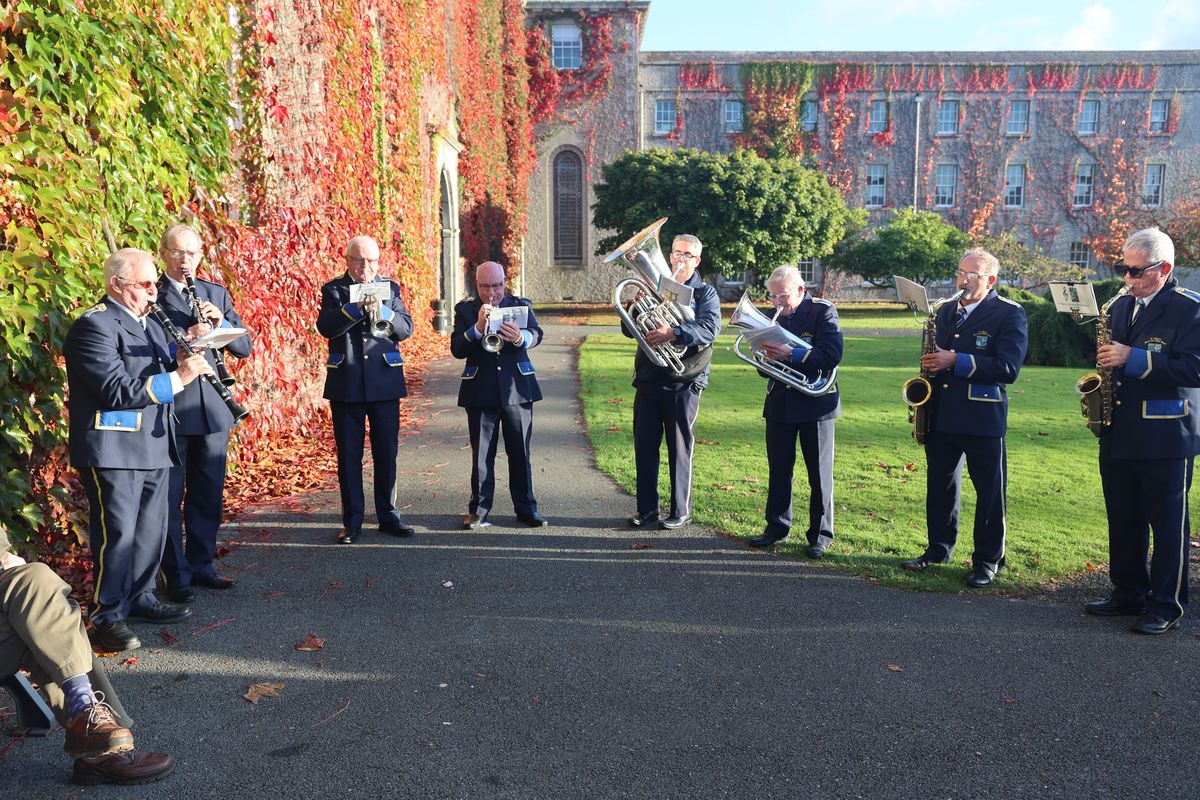 In einer feierlichen Prozession wurden die Reliquien durch den Innenhof in die College Chapel getragen.