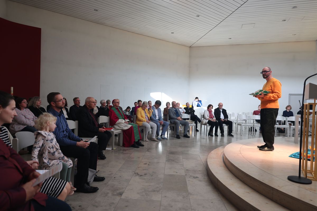 Bei einem Gottesdienst in der Jugendkirche Würzburg hat Bischof Dr. Franz Jung am Freitag, 25. Oktober, insgesamt 47 Personen für die Schulpastoral beauftragt.