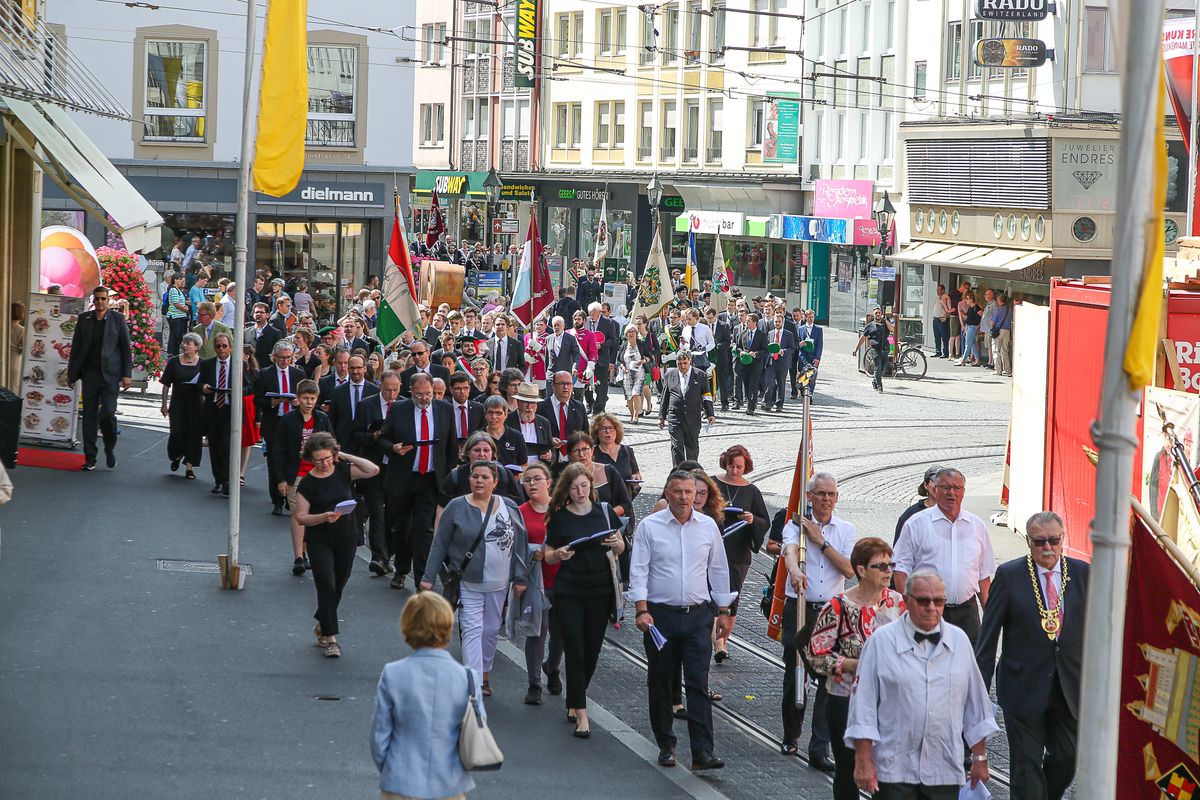 Die Fronleichnamsprozession in Würzburg stand unter dem Motto "Denn Gott hat uns nicht einen Geist der Verzagtheit gegeben, sondern den Geist der Kraft, der Liebe und Besonnenheit".