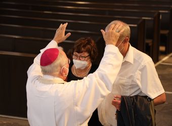 Im Anschluss an den Ehejubilarsgottesdienst mit Weihbischof Ulrich Boom am Freitagvormittag, 2. Juli, konnten sich die Paare von ihm und weiteren Priestern und Diakonen segnen lassen.