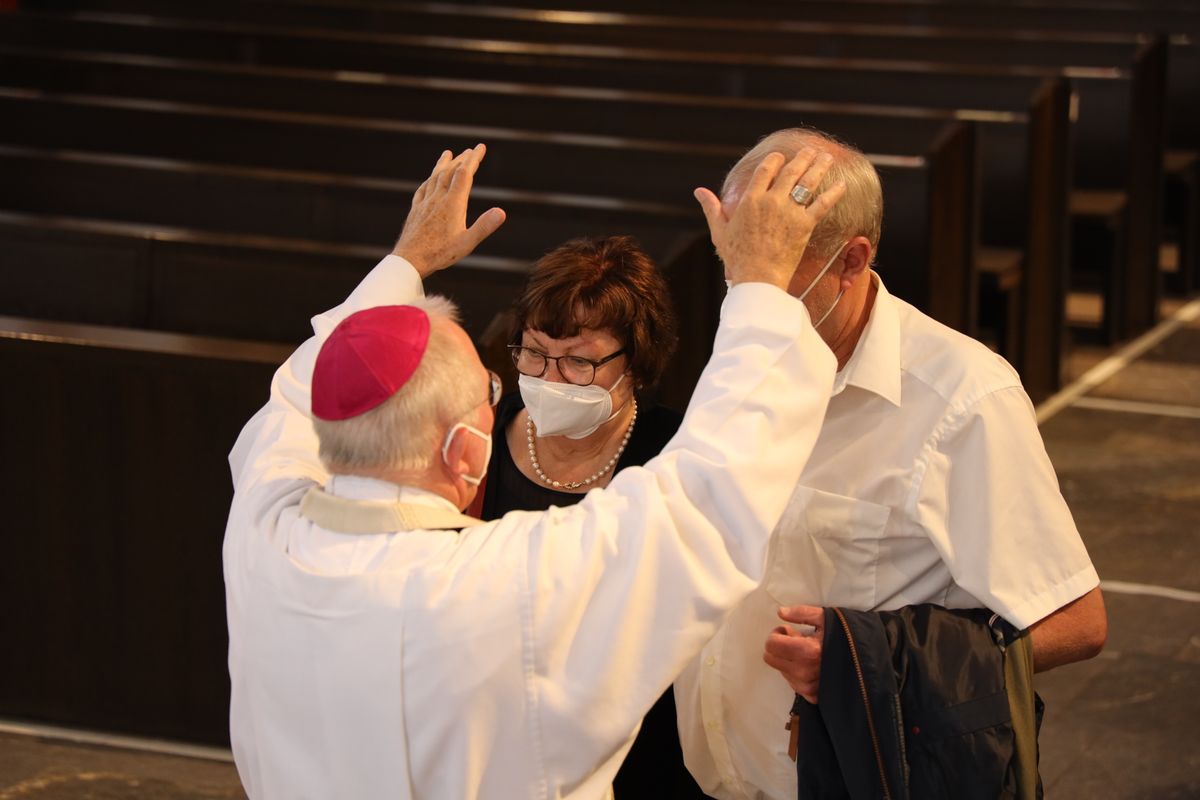 2721/0646 Ehejubilare Freitag, 2- Juli vormittags WB Boom_28489 Im Anschluss an den Ehejubilarsgottesdienst mit Weihbischof Ulrich Boom am Freitagvormittag, 2. Juli, konnten sich die Paare von ihm und weiteren Priestern und Diakonen segnen lassen.