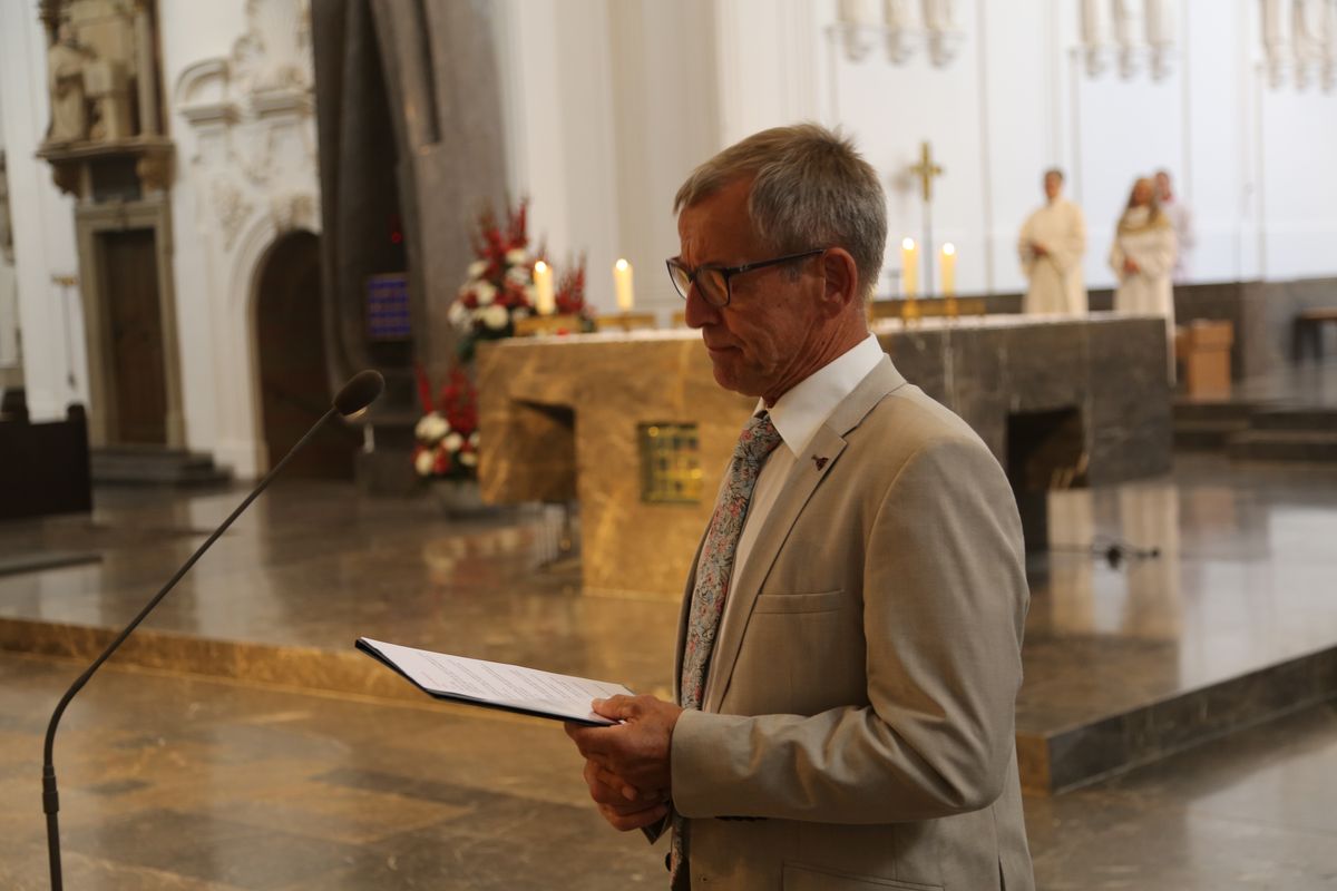 Rund 250 Ehejubilare haben am Freitagnachmittag, 4. Juli, im Kiliansdom in einem Pontifikalgottesdienst mit Weihbischof em. Ulrich Boom ihr Eheversprechen erneuert. 