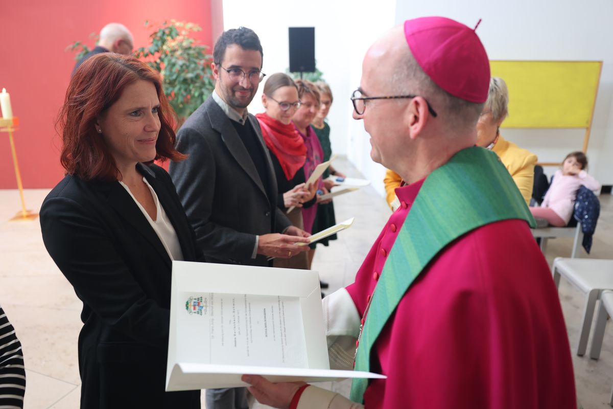 Bei einem Gottesdienst in der Jugendkirche Würzburg hat Bischof Dr. Franz Jung am Freitag, 25. Oktober, insgesamt 47 Personen für die Schulpastoral beauftragt.