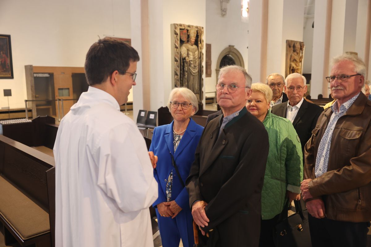 Seelsorgerinnen und Seelsorger spendeten nach dem Gottesdienst den Jubelpaaren individuell den Segen. 
