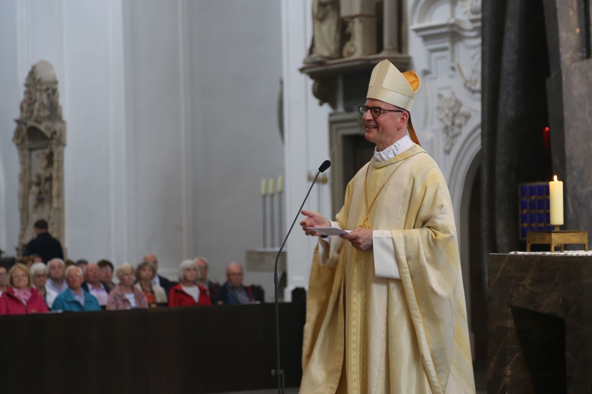 Bischof Dr. Franz Jung hat am Donnerstagnachmittag, 4. Juli, mit etwa 320 Paaren im Kiliansdom ihr goldenes oder diamantenes Ehejubiläum gefeiert.
