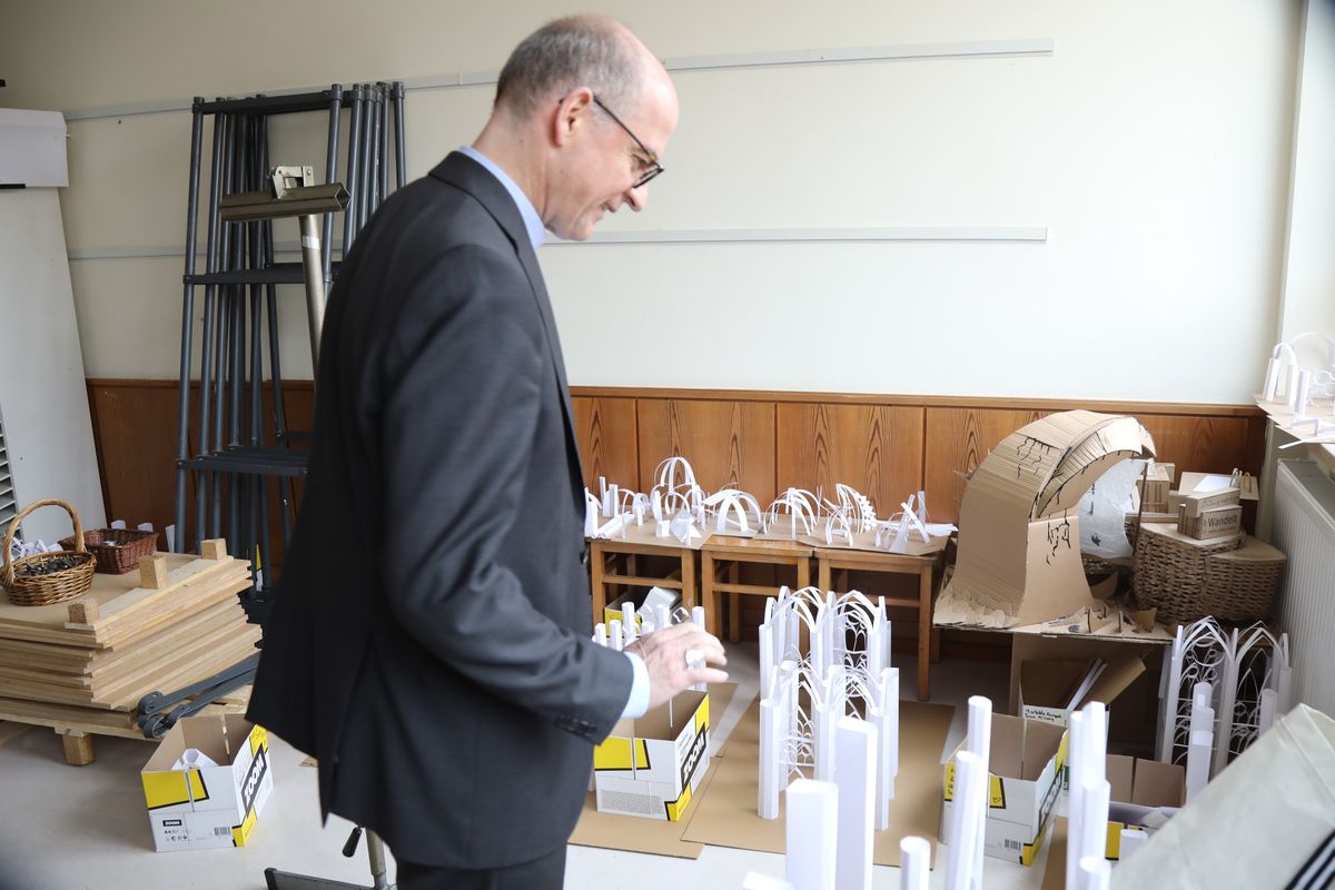 1525/0353 Bischof Jung besucht Sankt-Ursula-Schule_57010