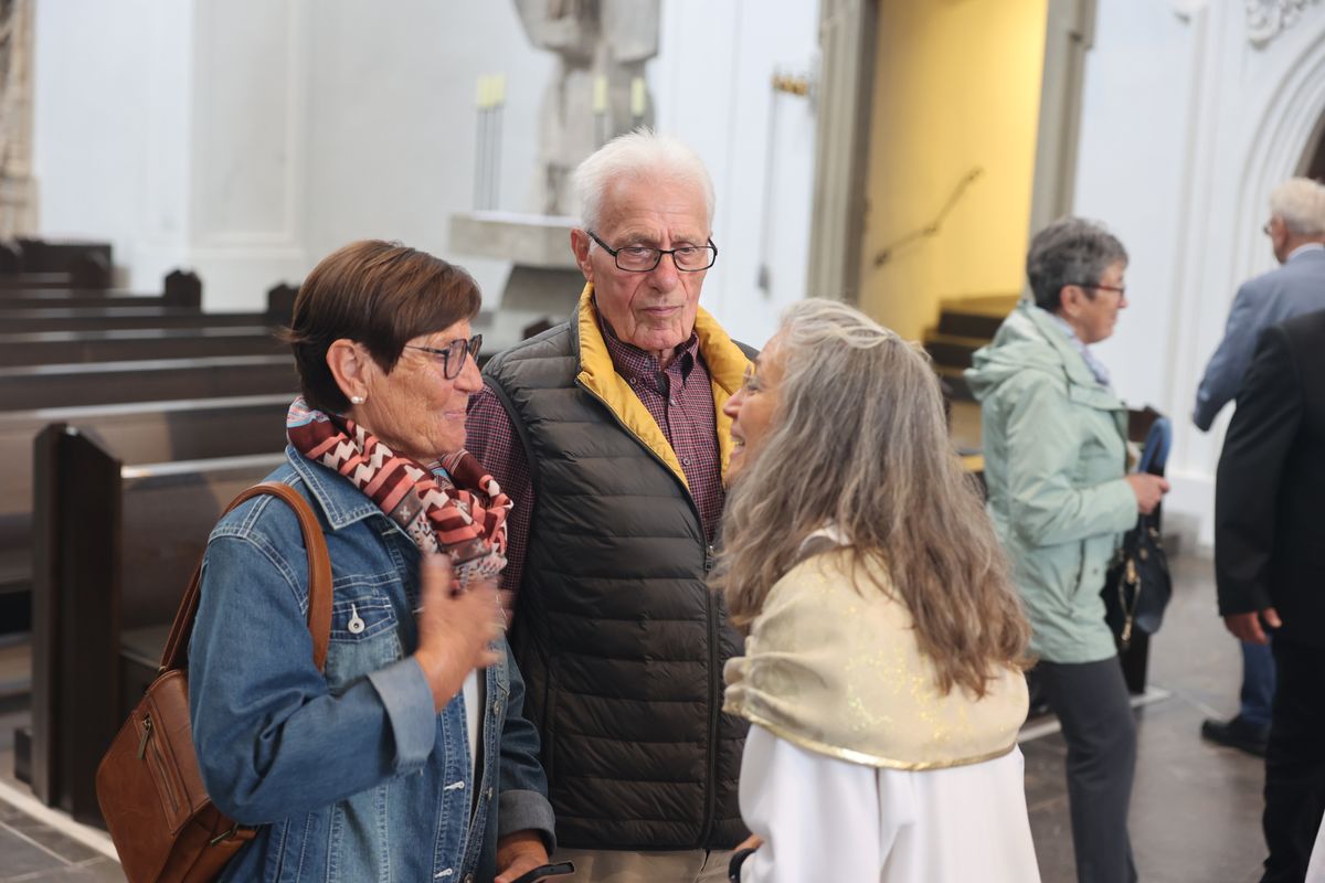 Seelsorgerinnen und Seelsorger spendeten nach dem Gottesdienst den Jubelpaaren individuell den Segen. 