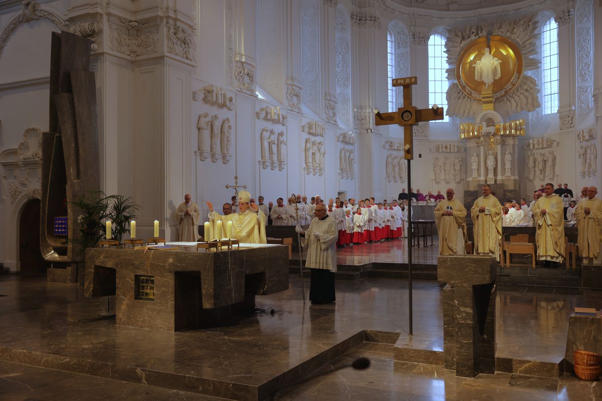 Bei einem Pontifikalgottesdienst am Samstag, 27. September, weihte Weihbischof Paul Reder drei Männer im Würzburger Kiliansdom zu Diakonen.