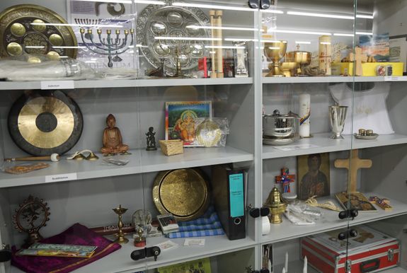 Aus dem Religionspädagogischen Institut wurden diese Anschauungsobjekte zu den Weltreligionen übernommen.