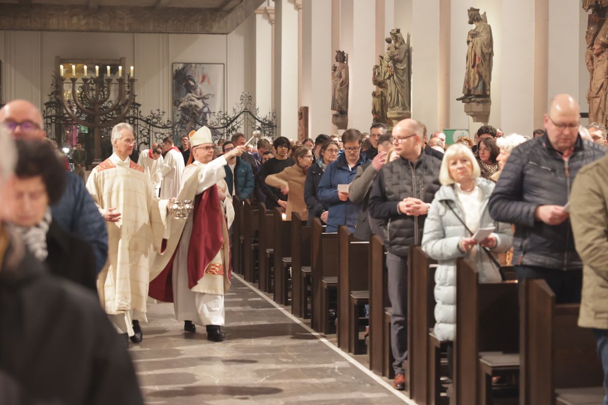 Der Lichtfeier schlossen sich die Segnung des Osterwassers und die allgemeine Tauferneuerung an. 