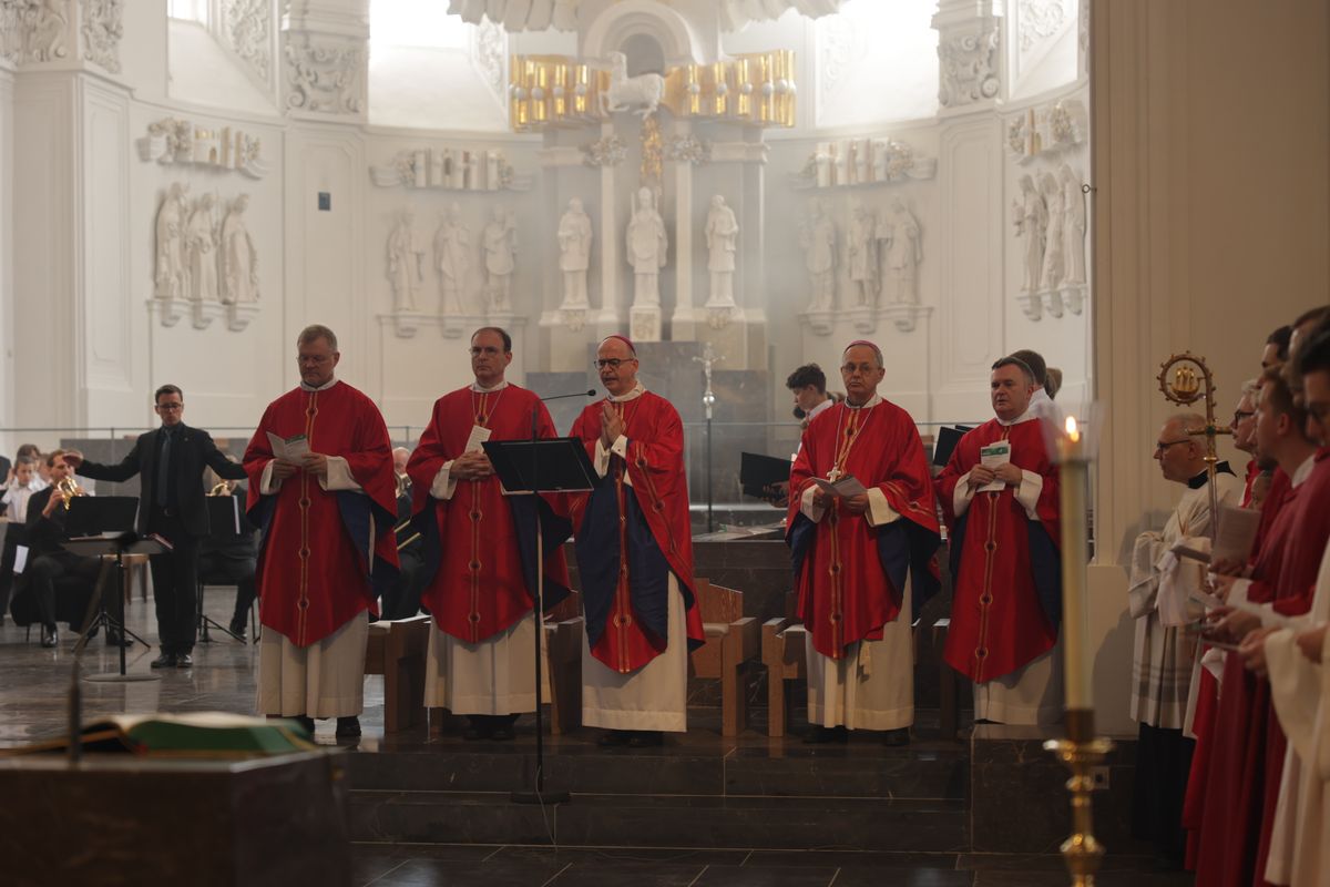 Mit einer Reliquienprozession von Sankt Burkard über die Alte Mainbrücke und einem Pontifikalgottesdienst im Kiliansdom ist am Sonntag, 6. Juli, die Kiliani-Wallfahrtswoche 2025 eröffnet worden.