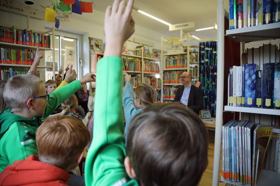 Wer hat das Supersandwich geklaut? Beim Vorlesetag mit Bischof Dr. Franz Jung überlegten die Kinder der Klasse 3a der Grundschule Kürnach eifrig mit. Wer hat das Supersandwich geklaut? Beim Vorlesetag mit Bischof Dr. Franz Jung überlegten die Kinder der Klasse 3a der Grundschule Kürnach eifrig mit.