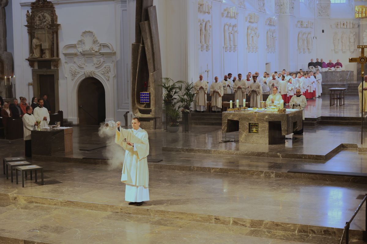Bei einem Pontifikalgottesdienst am Samstag, 27. September, weihte Weihbischof Paul Reder drei Männer im Würzburger Kiliansdom zu Diakonen.