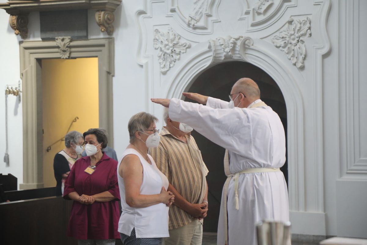 2621/0622 - Ehejubilare Gold mit Weihbischof Ulrich Boom_27878 Weihbischof Ulrich Boom feierte am Montagnachmittag, 26. Juni, einen Gottesdienst für Ehepaare, die 2020 oder 2021 ihr goldenes, diamantenes oder eisernes Ehejubiläum hatten. Im Anschluss konnten sich die Paare segnen lassen.