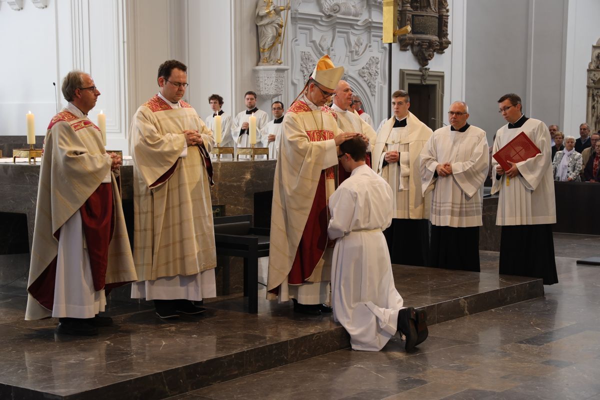 Bei einem feierlichen Gottesdienst im Würzburger Kiliansdom weihte Bischof Dr. Franz Jung Bertram Ziegler zum Diakon. Zahlreiche Verwandte, Freunde und Wegbegleiter des Priesterseminaristen nahmen an der Feier teil.